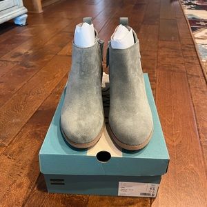 TOMS Ankle Bootie Grey/Green NWT Never Worn Size 8.5 Fall Casual Shoe Suede